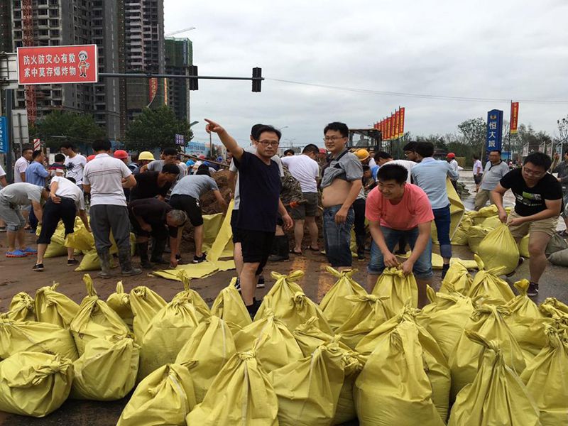 2016年7月20日，集團(tuán)公司組織員工參與“安陽(yáng)7·19特大洪水”搶險(xiǎn)救災(zāi)工作。